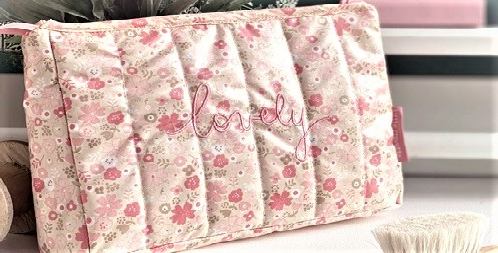 une trousse de toilette rose et une brousse