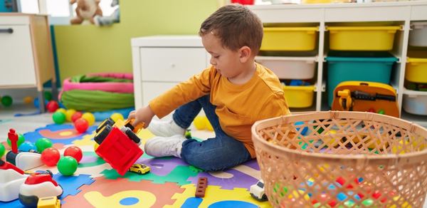 un petit garçon joue sur le tapis de jeu