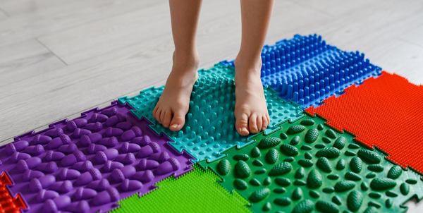 deux pieds sur le tapis de jeu