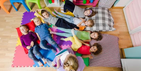 des enfants sur le tapis de jeu