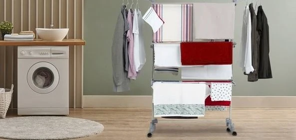 un étendoir dans une chambre