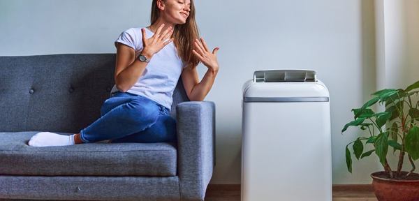 une femme assise à cot'é d'un rafraichisseur