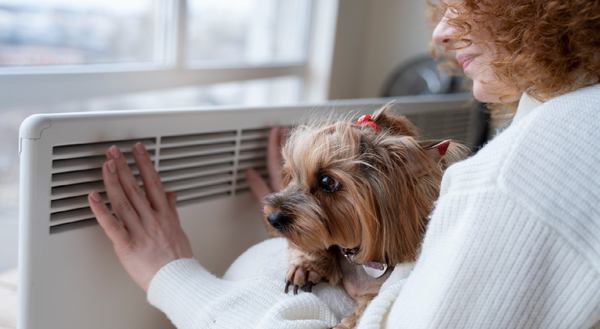 une femme avec son chien sur un convecteur