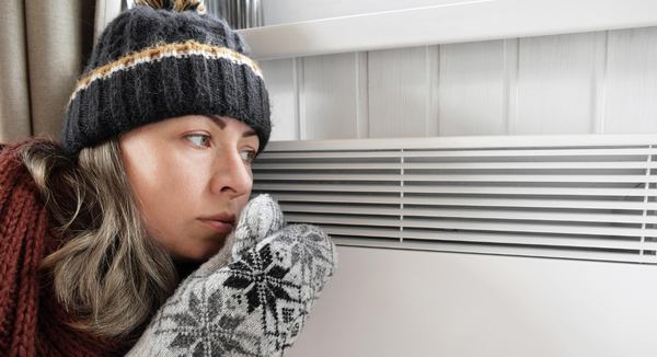 une femme à coté d'un convecteur