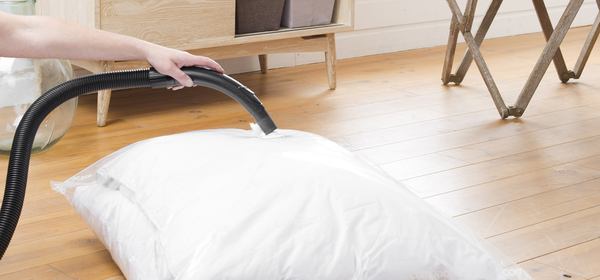 Une main qui aspire un sac sous-vide