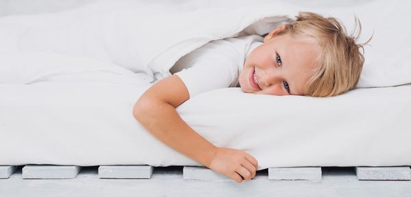 Un enfant sur son matelas confortable