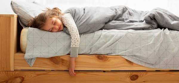 Une petite fille plongée ans son sommeil