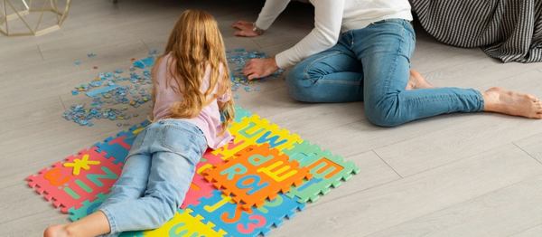 une fille qui se balade sur un tapis de jeu