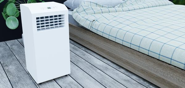 un rafraichisseur près d'un lit