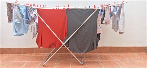 des vêtements sur un étendre